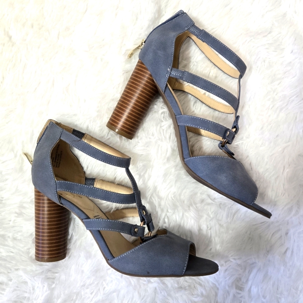 Liz Claiborne Blue Strappy Sandle